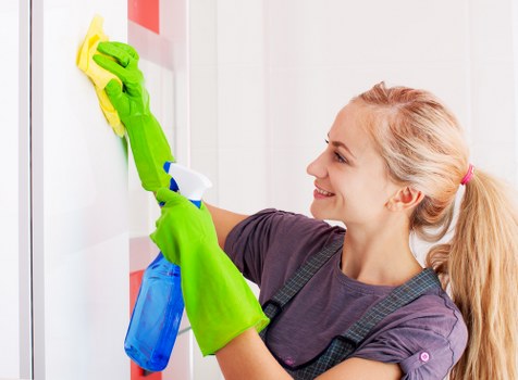 Person using a screen reader to browse Carpet Cleaning Hammersmith information